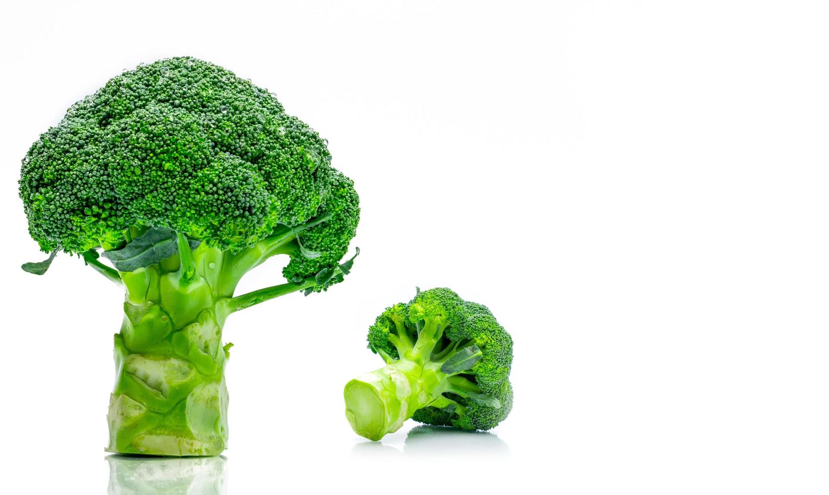 uppsättning grön broccoli brassica oleracea. grönsaker naturlig källa till betakaroten, vitamin c, vitamin k, fiber mat, folat. färsk broccoli kål isolerad på vit bakgrund. foto
