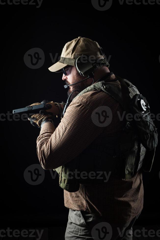 beväpnad soldat redo för strid. militärt koncept. foto