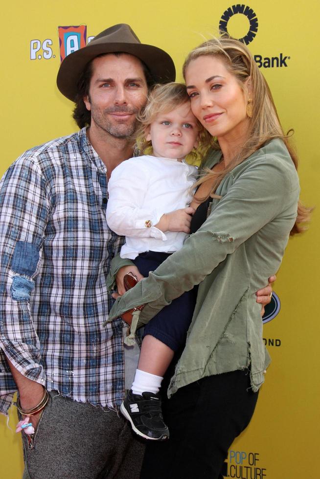 los angeles, nov 16 - greg lauren, sky cole lauren, elizabeth berkley på ps arts express yourself benefit på barker hanger den 16 november 2014 i santa monica, ca foto