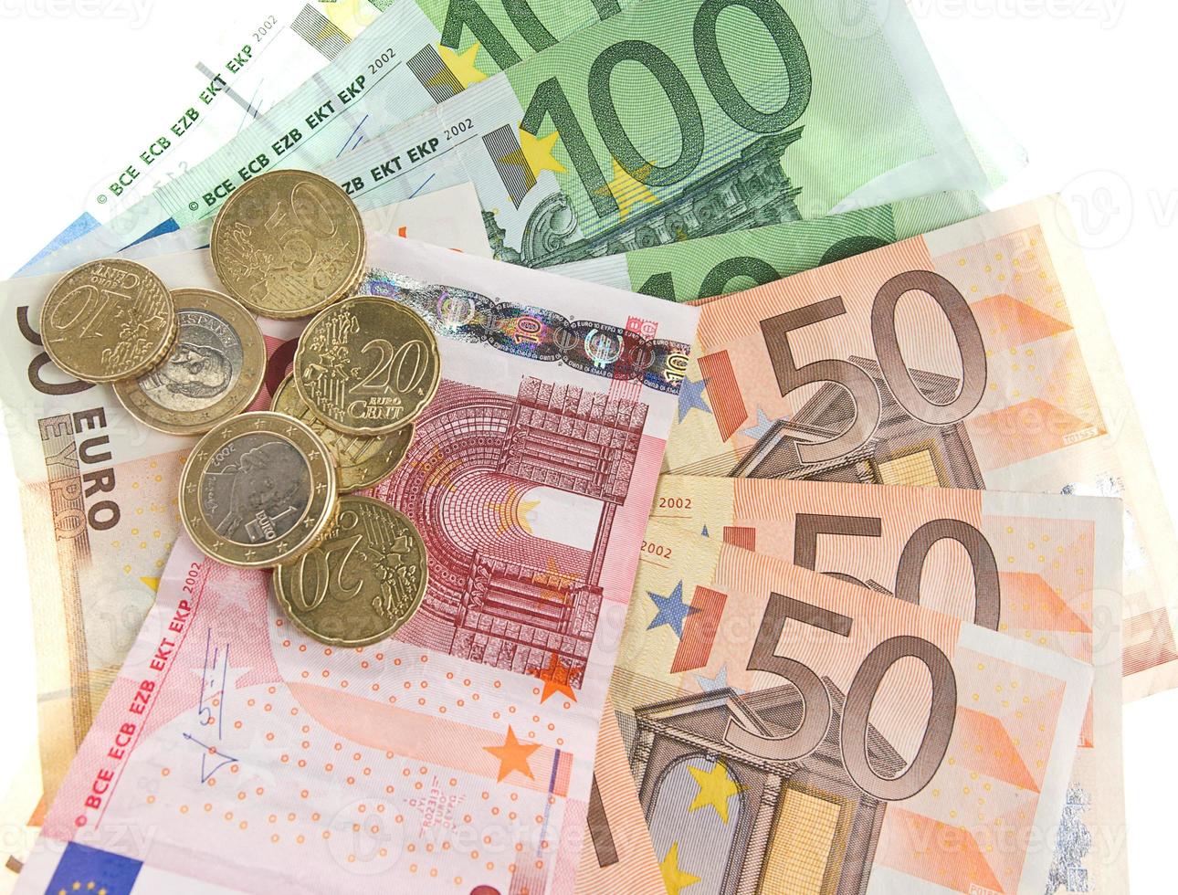 euro kontanter. mynt och sedlar på vit bakgrund foto