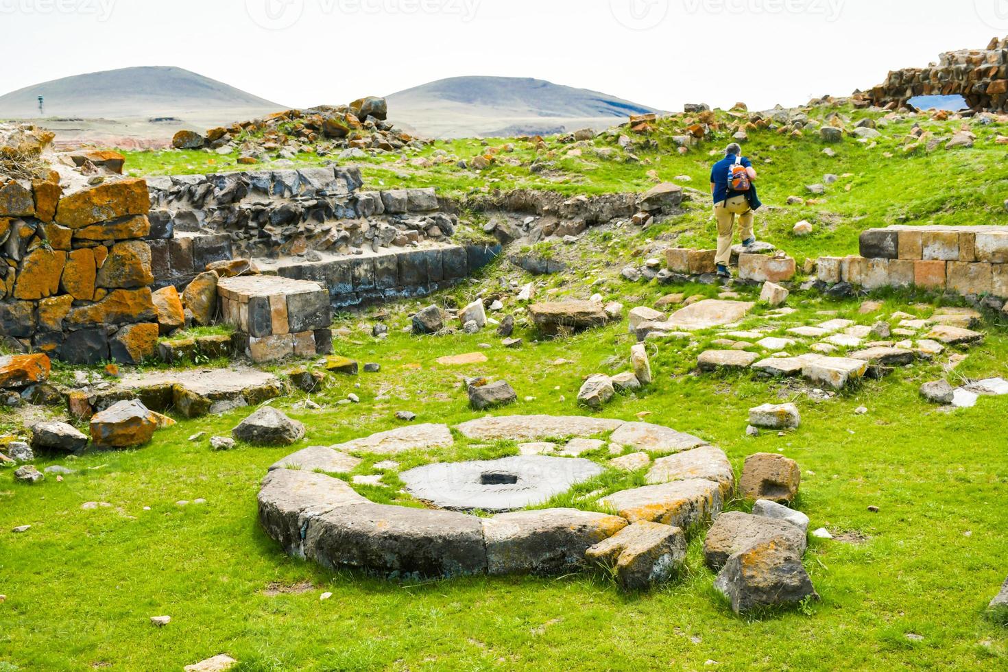 ani plats för historiska städer ani harabeleri. viktig handelsväg sidenväg i medelålders sand. historisk kyrka och tempel i ani, kars, kalkon. foto