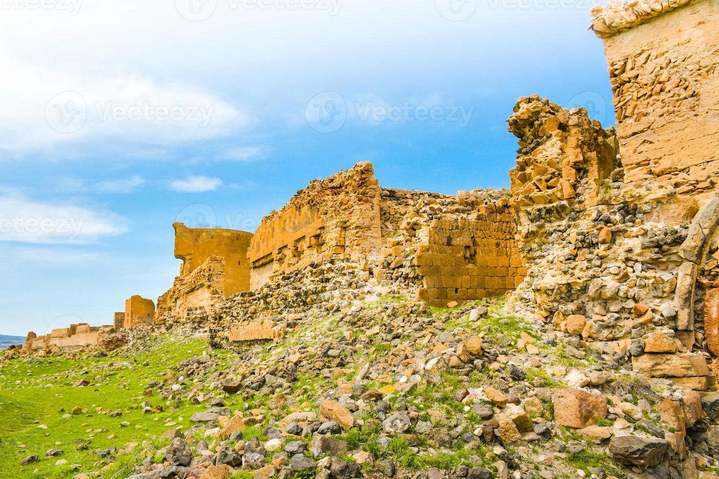 antenn zooma in vy ani wall ruiner i Turkiet, Kars. arkeologiska platsen för den medeltida armeniska staden foto