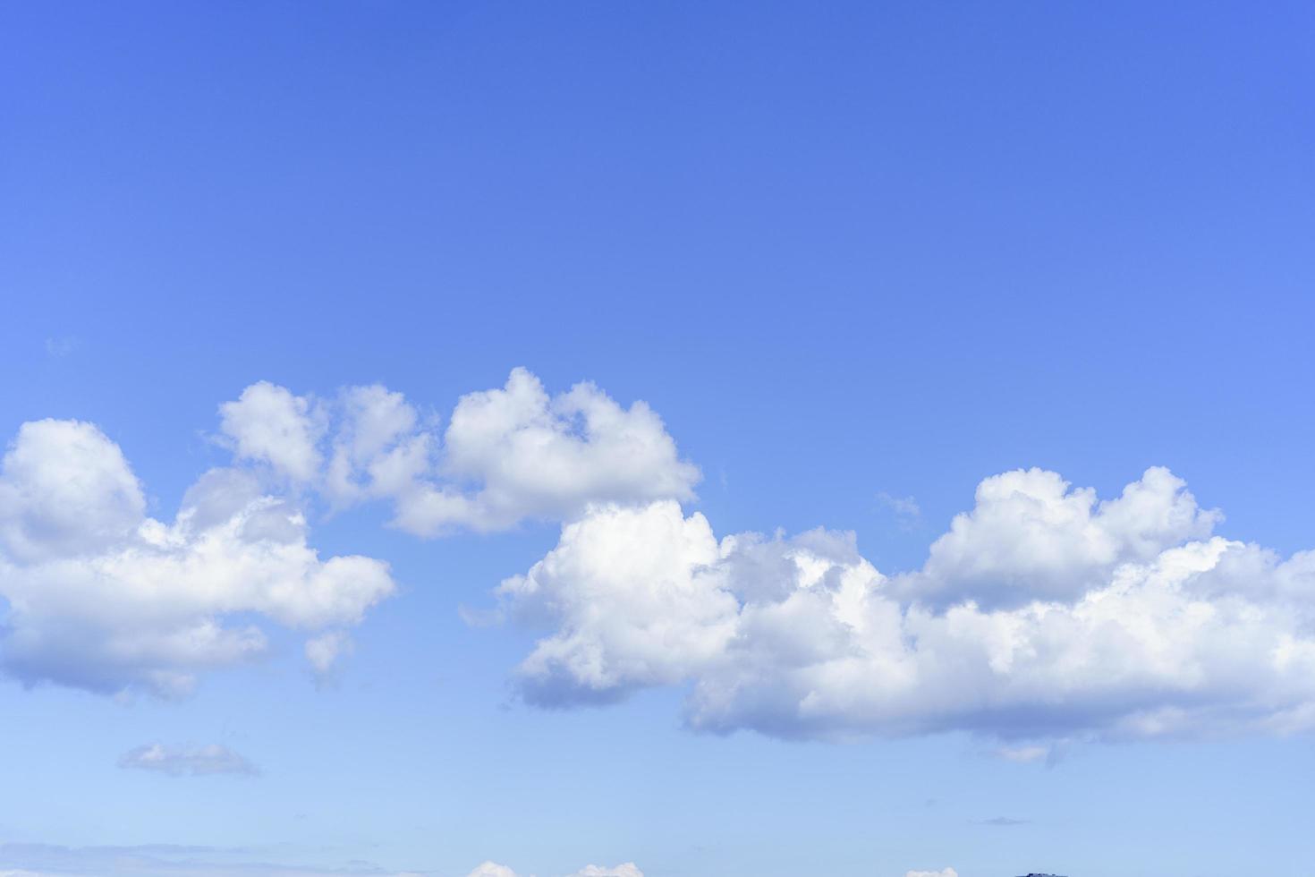 blå himmel bakgrund med moln foto