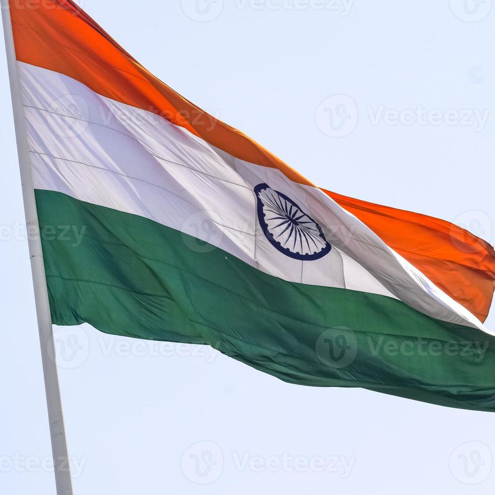 Indien flagga vajar högt på connaught plats med stolthet över blå himmel, Indien flagga vajar, indisk flagga på självständighetsdagen och republikens dag i Indien, tilt up shot, viftande indiska flaggan, flaggor i Indien foto