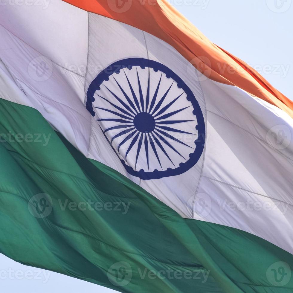 Indien flagga vajar högt på connaught plats med stolthet över blå himmel, Indien flagga vajar, indisk flagga på självständighetsdagen och republikens dag i Indien, tilt up shot, viftande indiska flaggan, flaggor i Indien foto