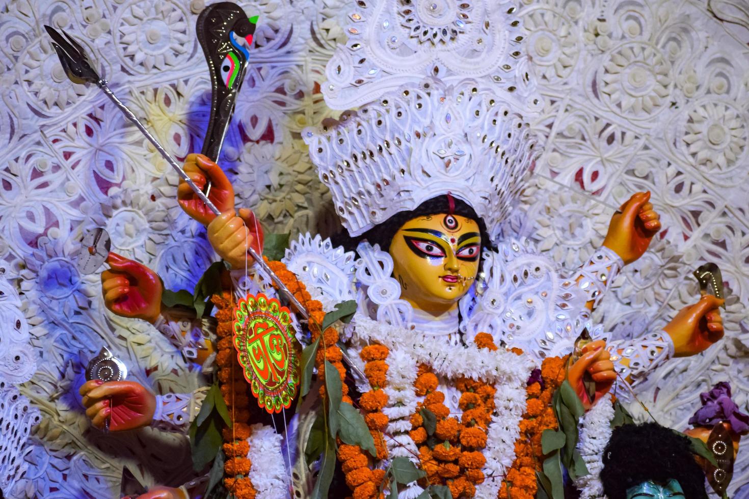 Kolkata, Indien, 29 september 2021 - gudinnan durga med traditionellt utseende i närbild vid en sydkolkata durga puja, durga puja idol, en största hinduiska navratri-festival i Indien foto