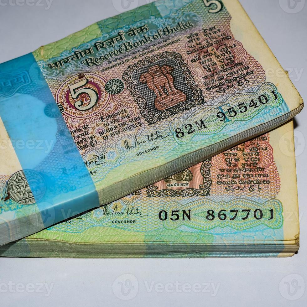 gamla fem rupier sedlar kombinerade på bordet, indiska pengar på det roterande bordet. gamla indiska valutasedlar på ett roterande bord, indisk valuta på bordet foto