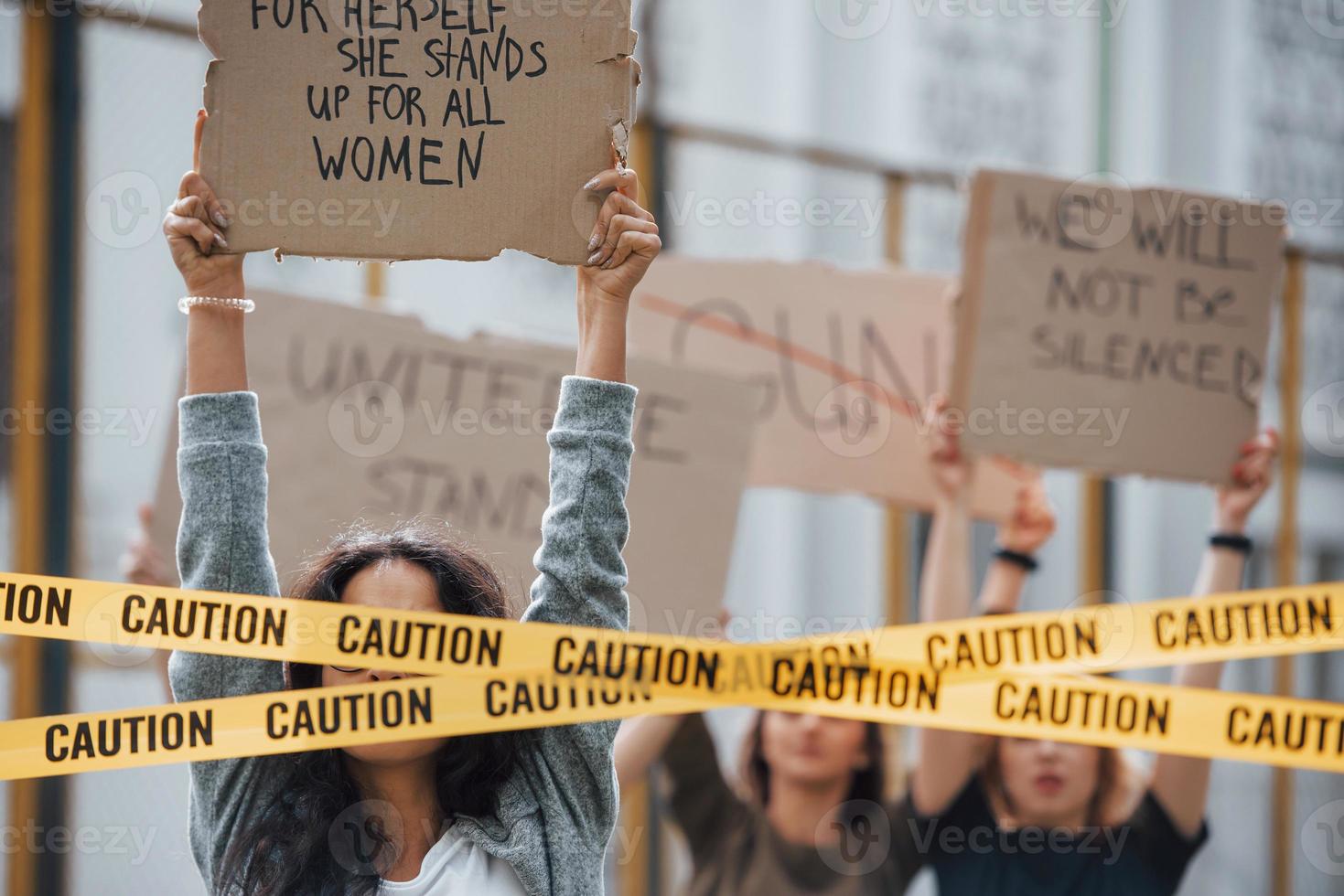 njuter under protest. grupp feministiska kvinnor har gjort uppror för sina rättigheter utomhus foto