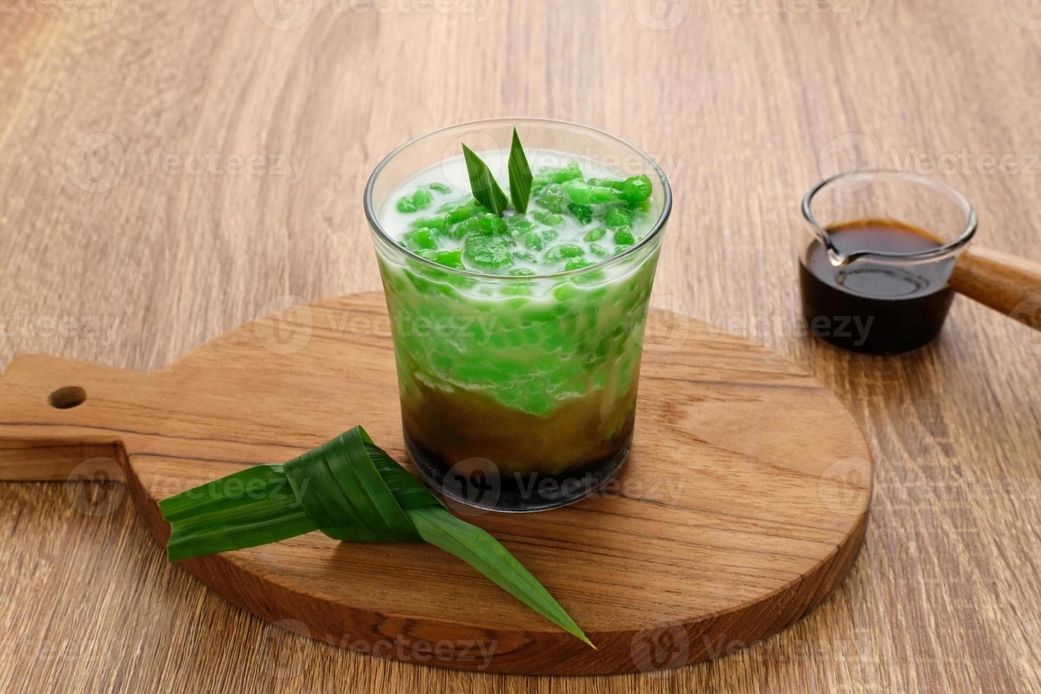 es cendol eller dawet är en traditionell indonesisk dessert som består av cendol, gjord av rismjöl, kokosmjölk och palmsocker. populärt under ramadan. foto