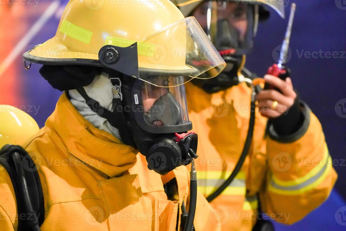 brandman i tjänst med sin gula uniform. foto