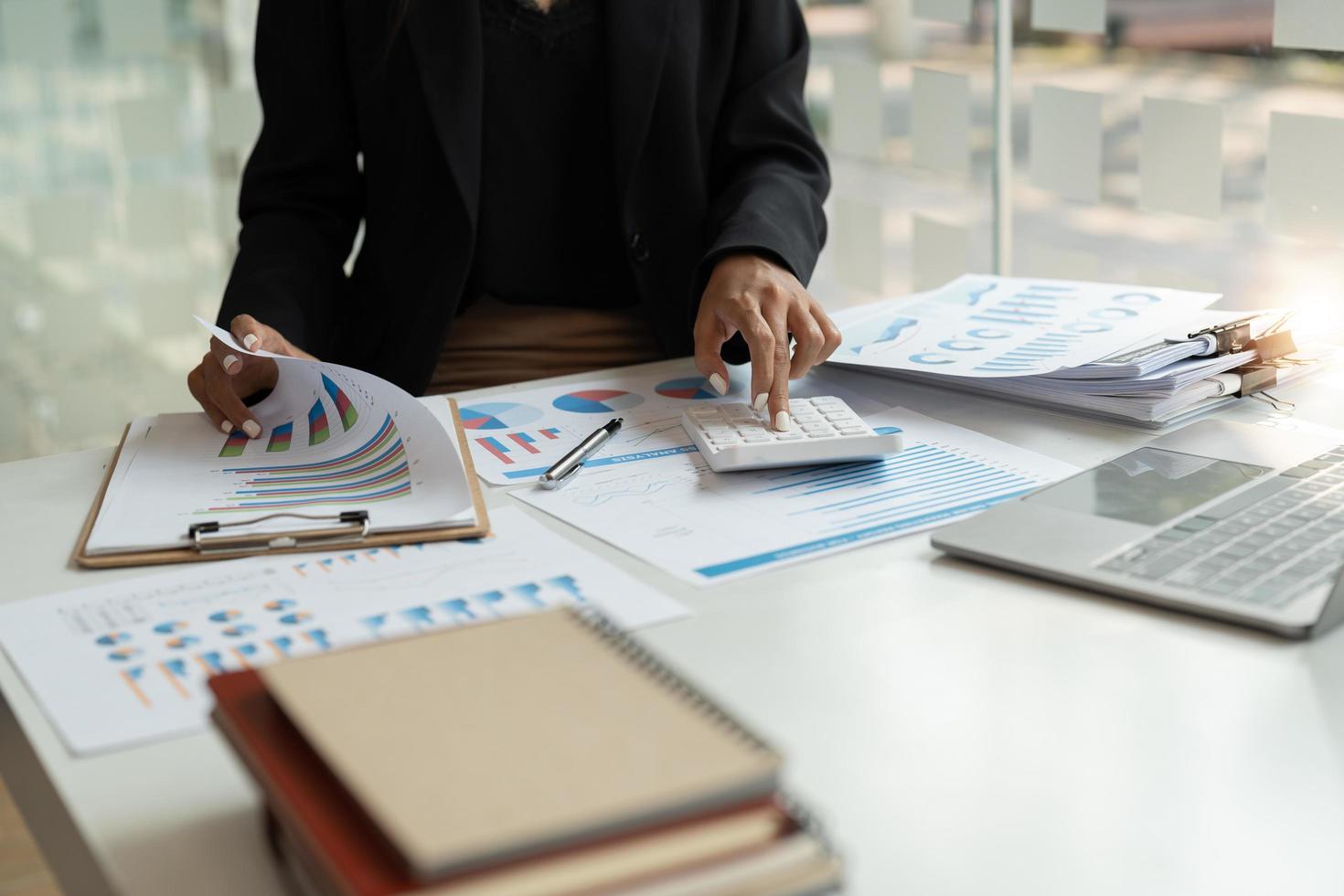 bokhållare eller finansinspektör händer som gör rapport, beräknar eller kontrollerar saldo. hemekonomi, investeringar, ekonomi, spara pengar eller försäkringskoncept foto