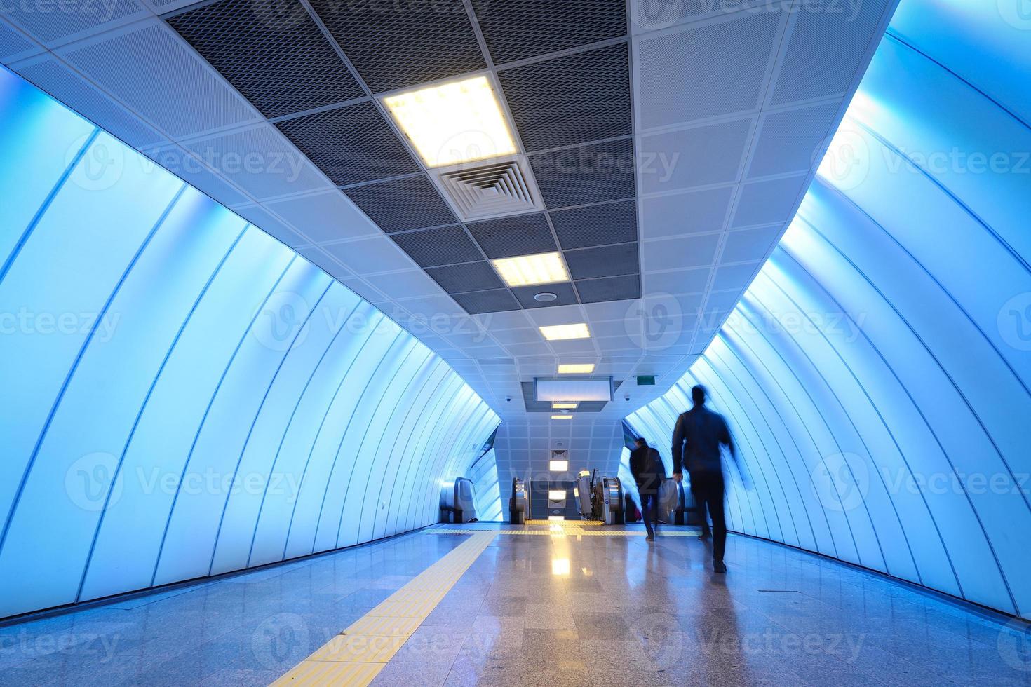 blå tunnelbanekorridor foto
