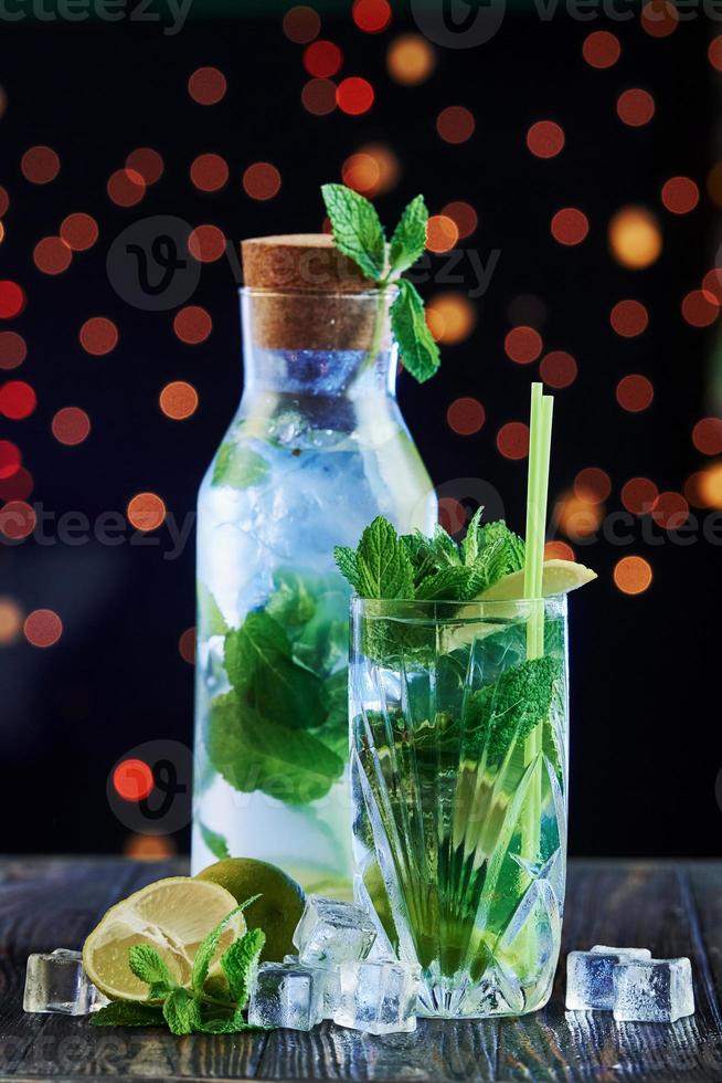 blad av ming i glaset. cocktails är klar. på träbordet i nattklubben. fin belysning foto