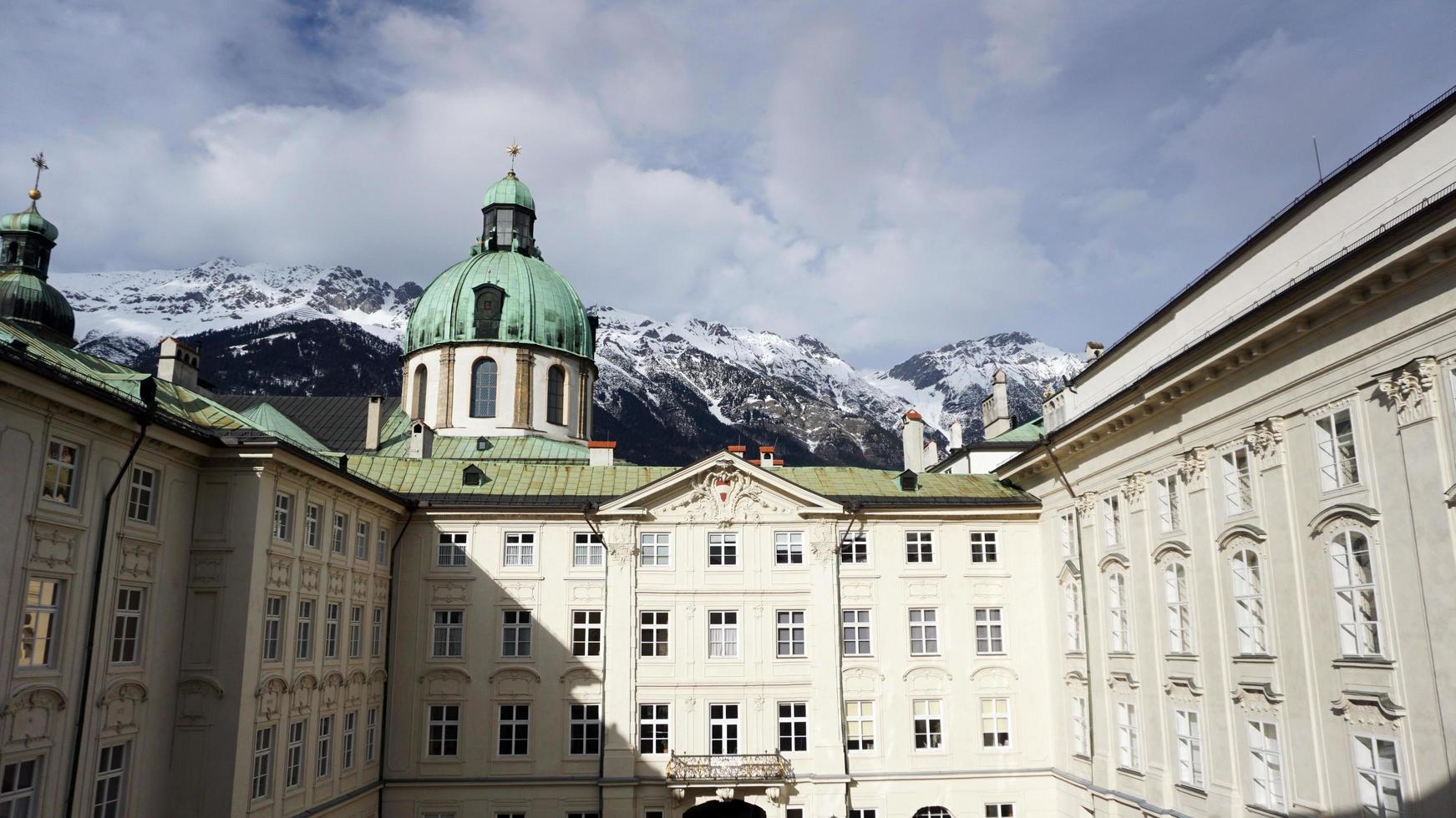 hofburg palats med snö berg bakgrund foto