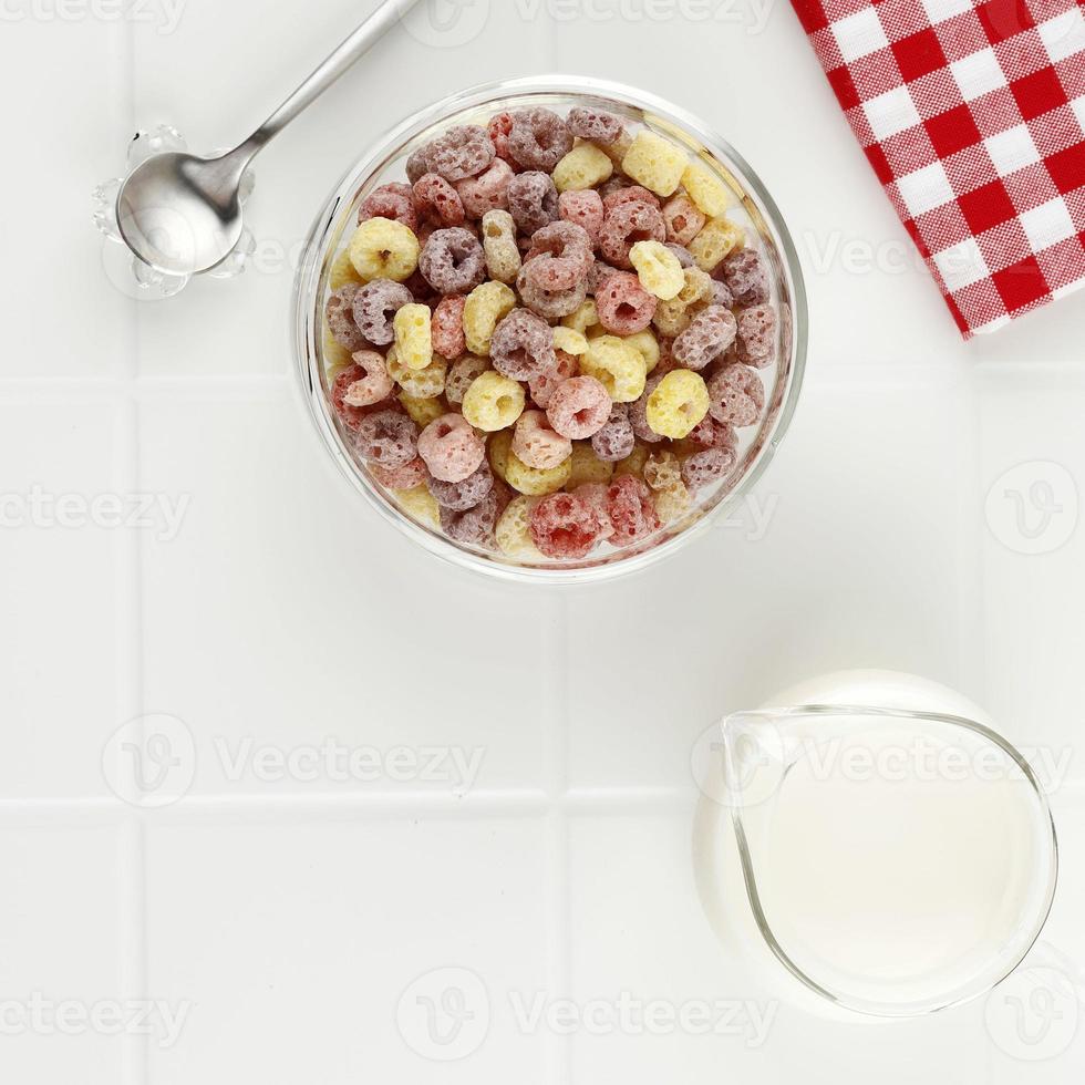 ovanifrån froot loopar med mjölk, kopiera utrymme foto