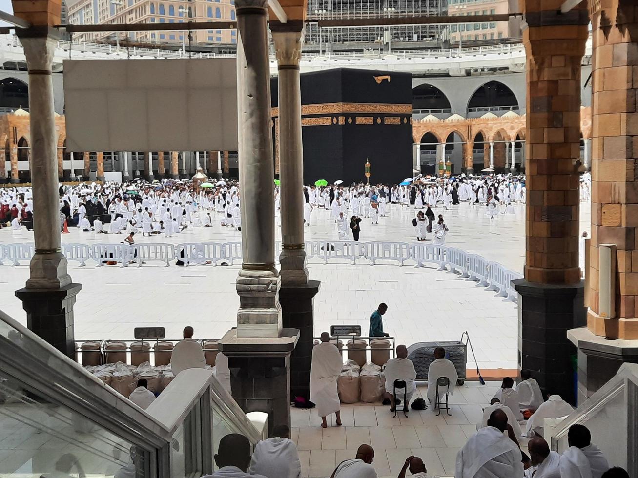 mecka, saudiarabien, juni 2022 - besökare från hela världen utför tawaf i moskén al-haram i mecka före fredagsbönen. foto