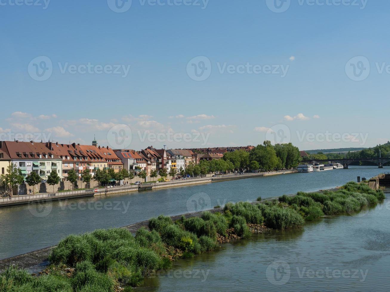 staden wuerzburg vid floden main foto