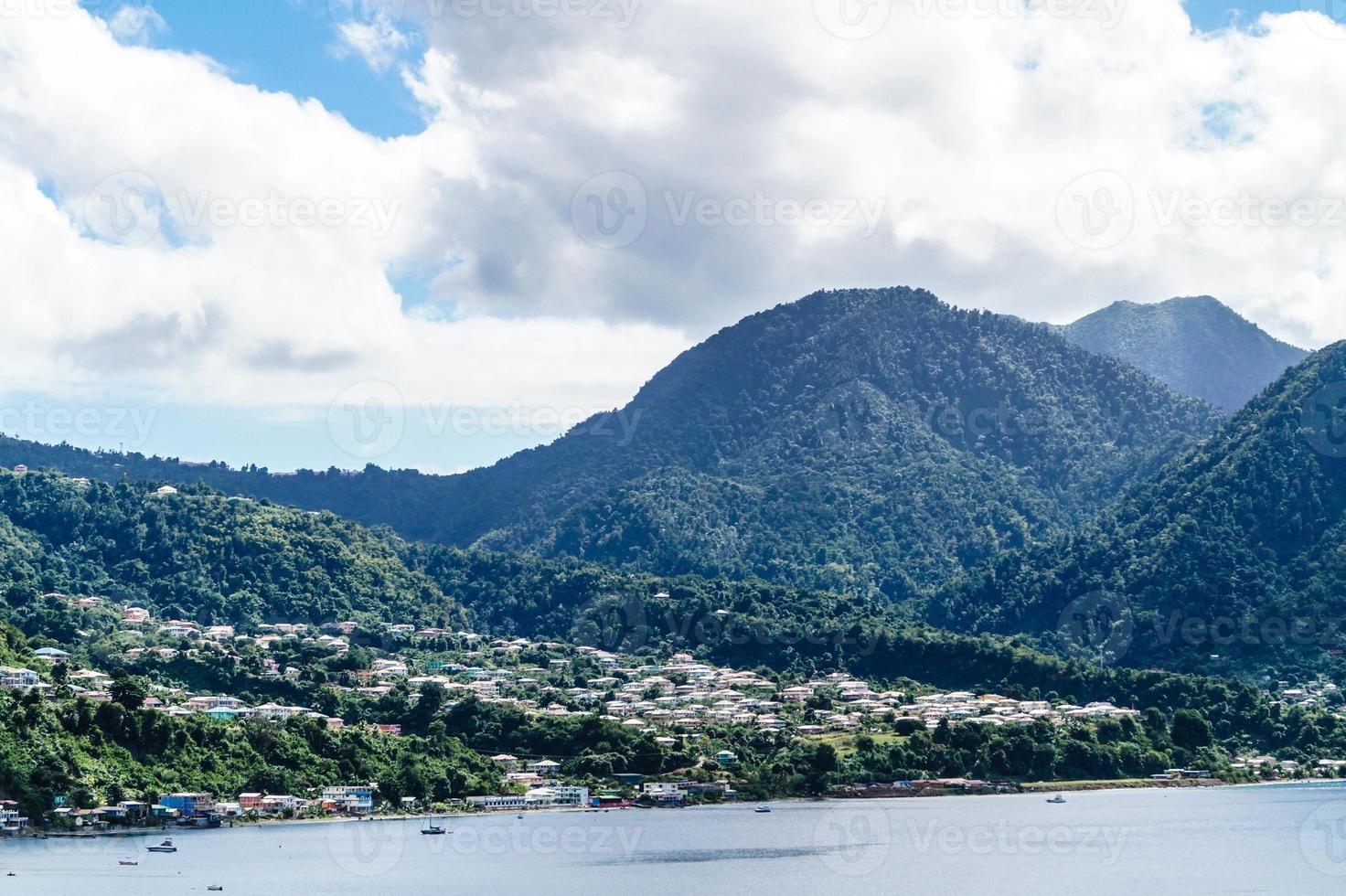 roseau dominicas huvudstad ur kryssningsterminalens perspektiv foto