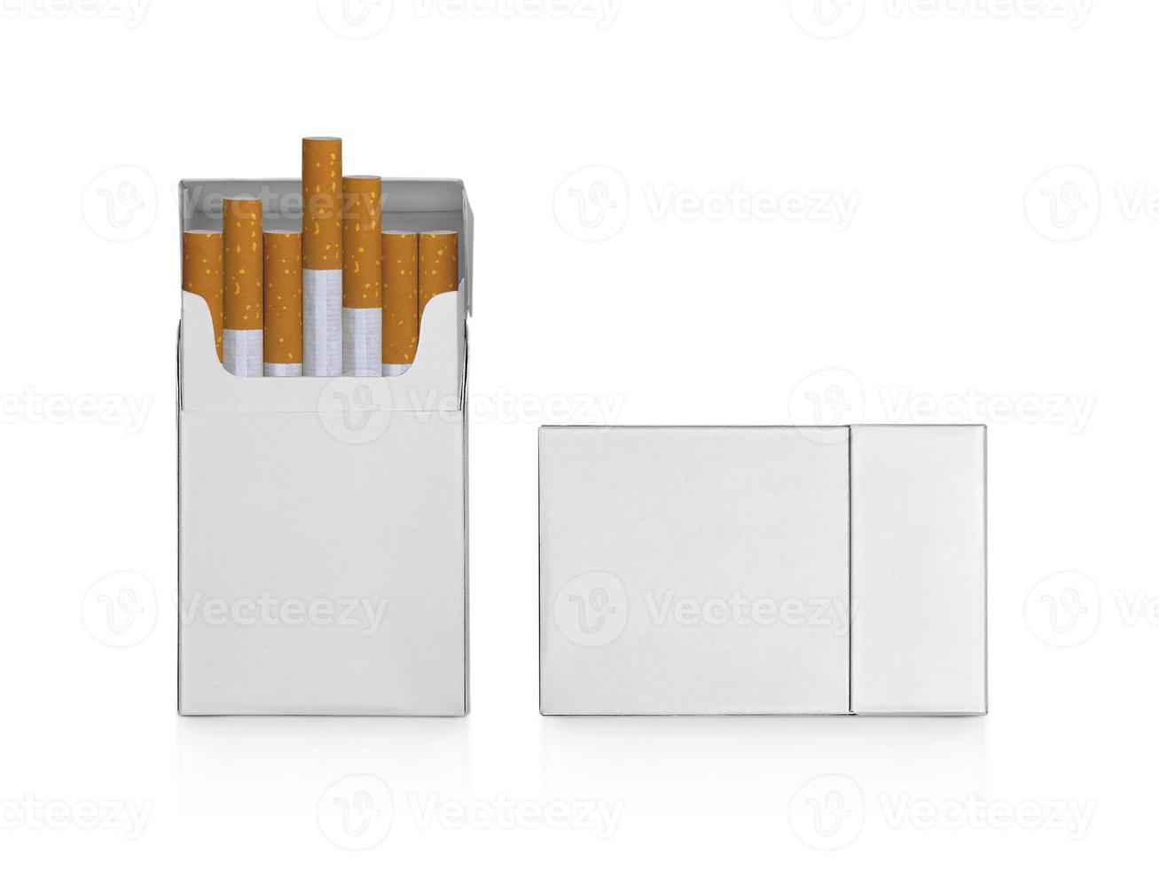 paket cigaretter isolerad på vit bakgrund foto