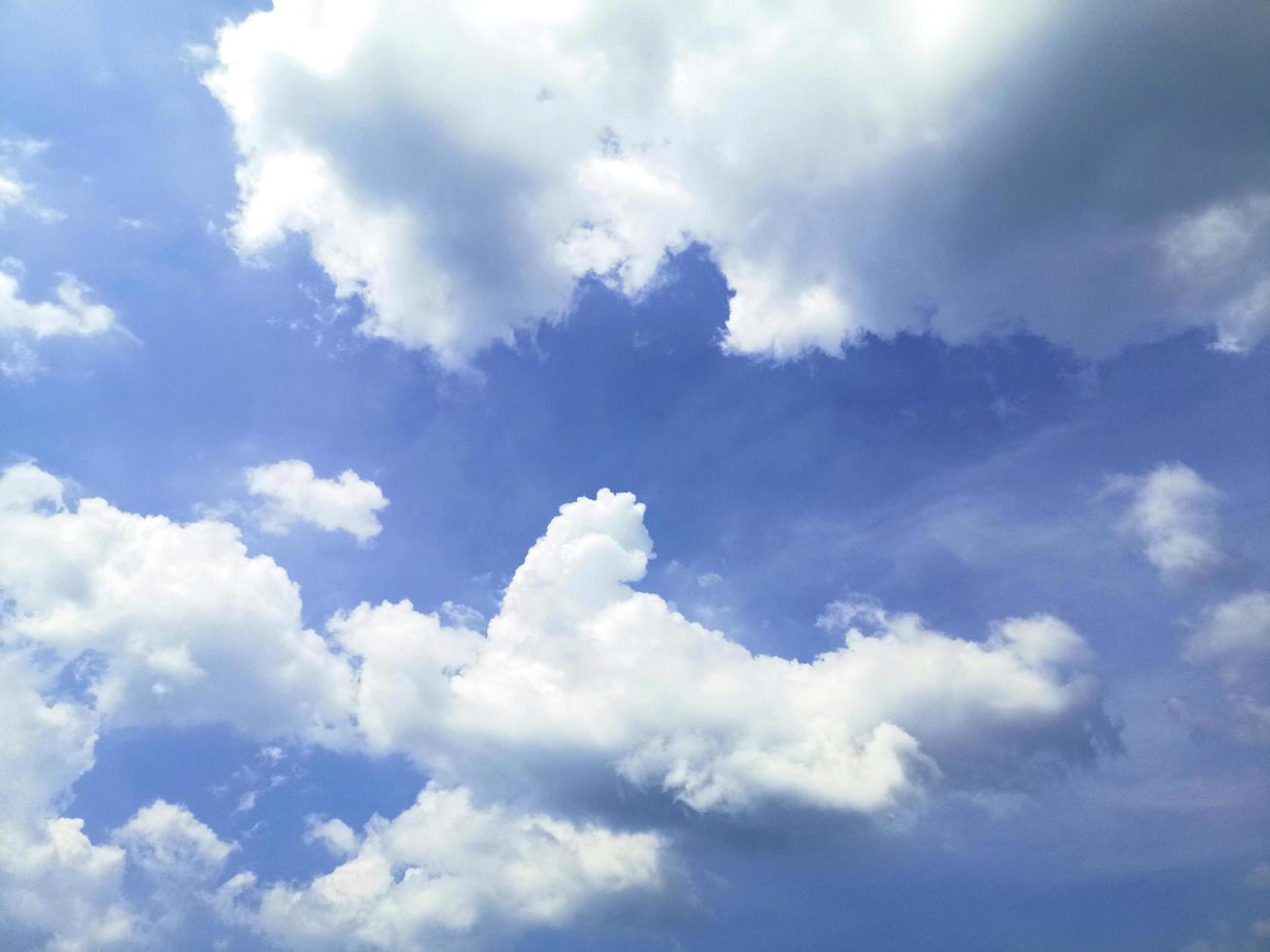 vitt moln och vacker blå himmel - luftmoln på den blå himlen. - blå bakgrund i luften foto