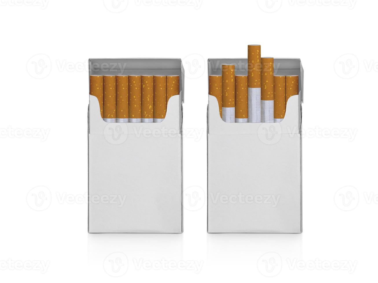 paket cigaretter isolerad på vit bakgrund foto