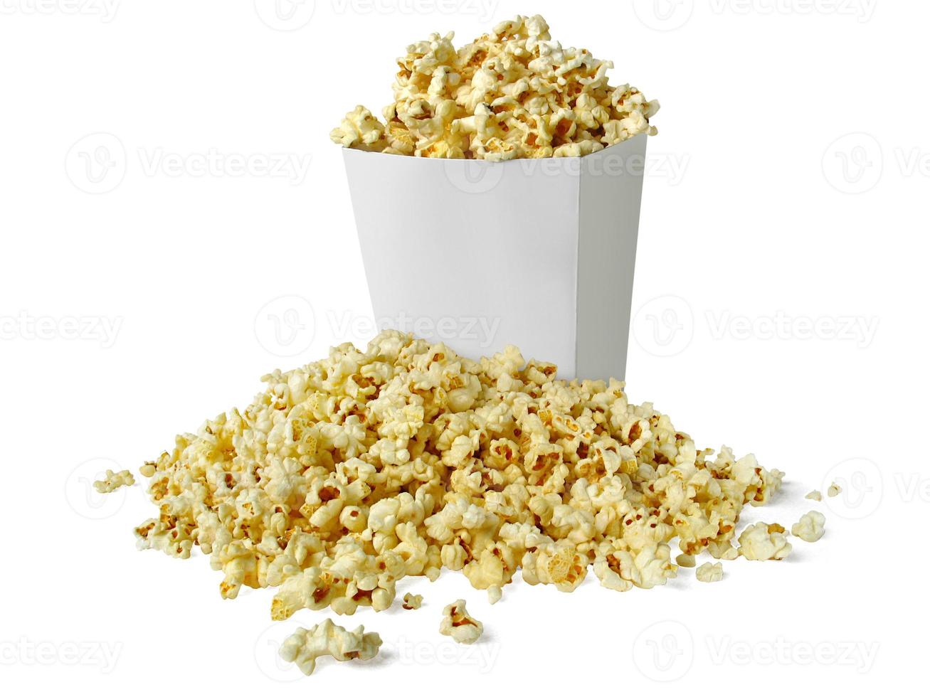 popcorn i låda isolerad på vit bakgrund foto