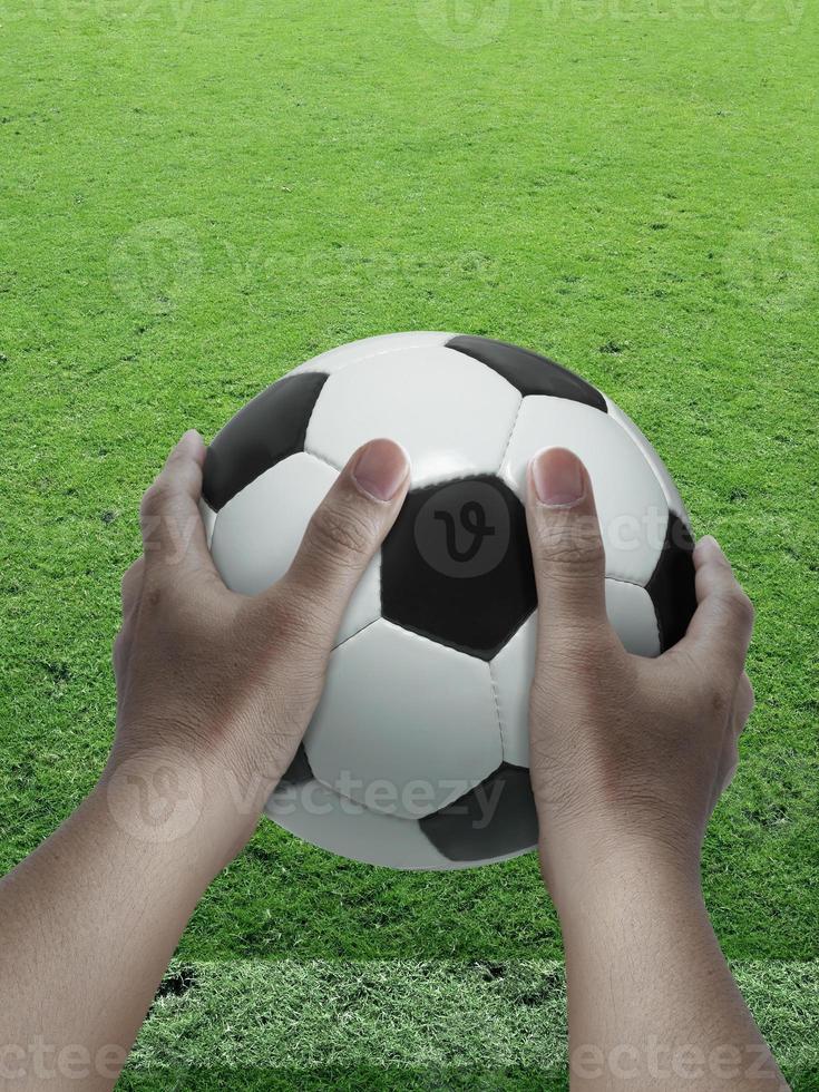 fotbollsspelare med bollen i händerna på fältet foto