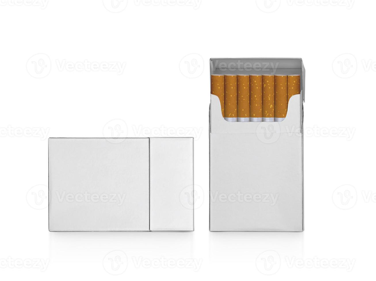 paket cigaretter isolerad på vit bakgrund foto
