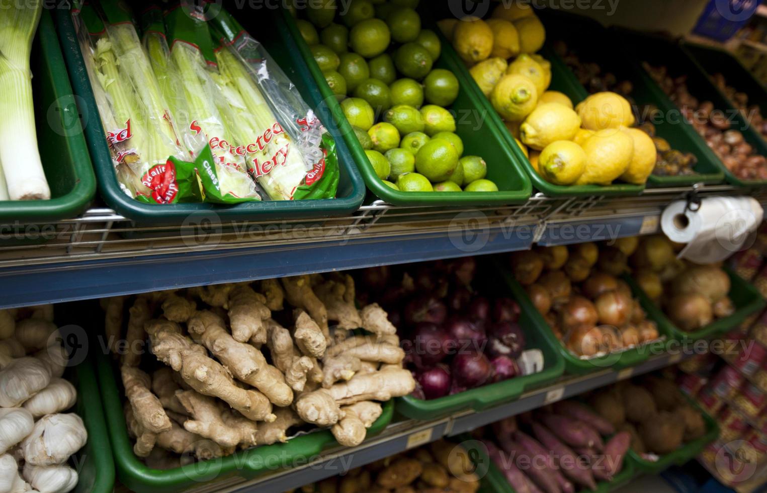 olika grönsaker som visas i livsmedelsbutiken foto