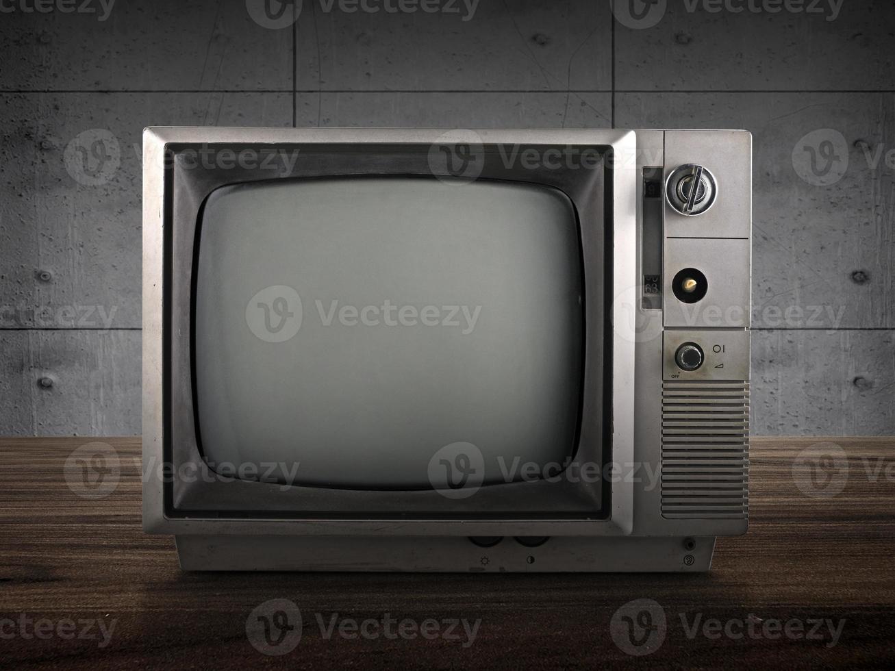 gammal tv vintage på trä med svart bakgrund, retro, vintage tv stil foto