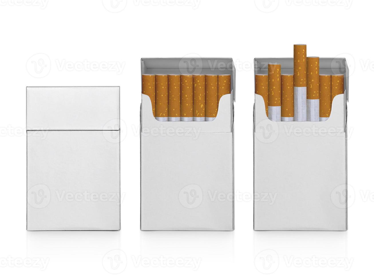 paket cigaretter isolerad på vit bakgrund foto