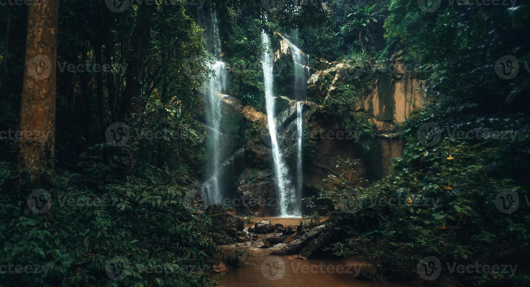 vattenfall i den tropiska skogen under regnperioden foto