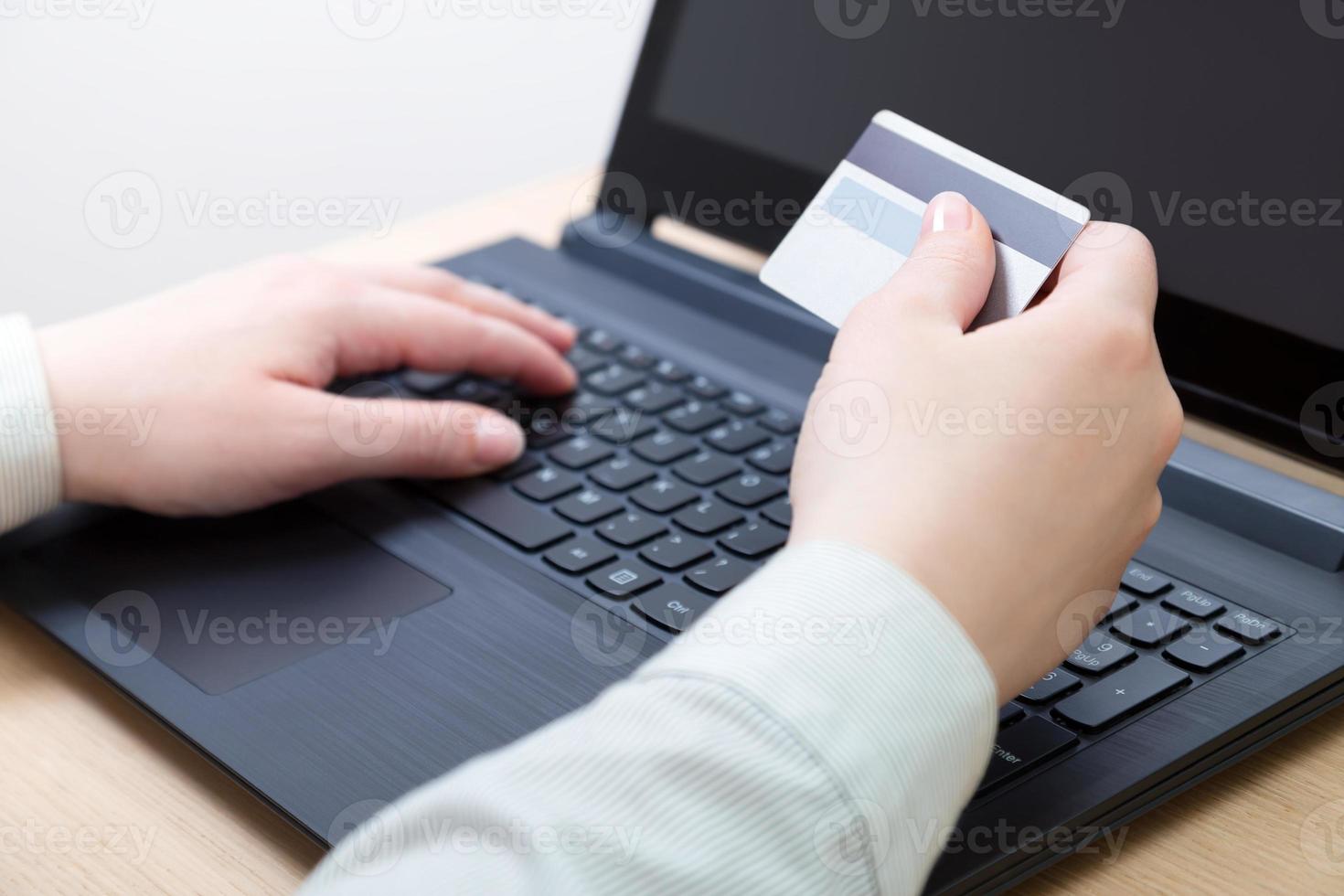 kvinna shoppar online med laptop foto
