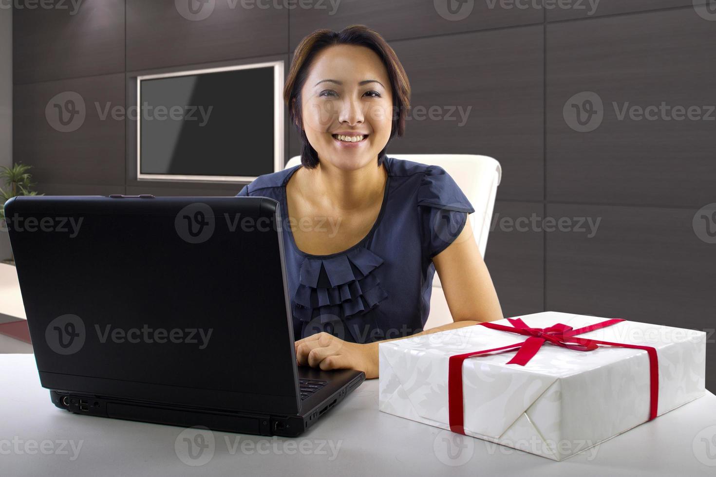 online shopping ung asiatisk kvinna på en dator foto