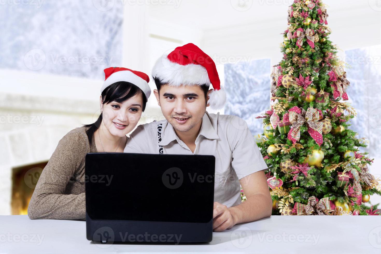 latinamerikanska människor med bärbar dator tycker om juldag foto