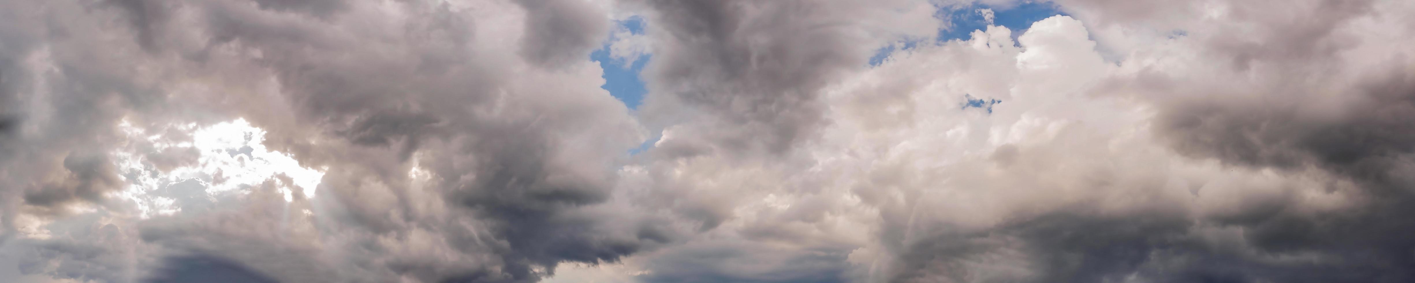 dramatisk panoramahimmel med stormmoln på en molnig dag. foto
