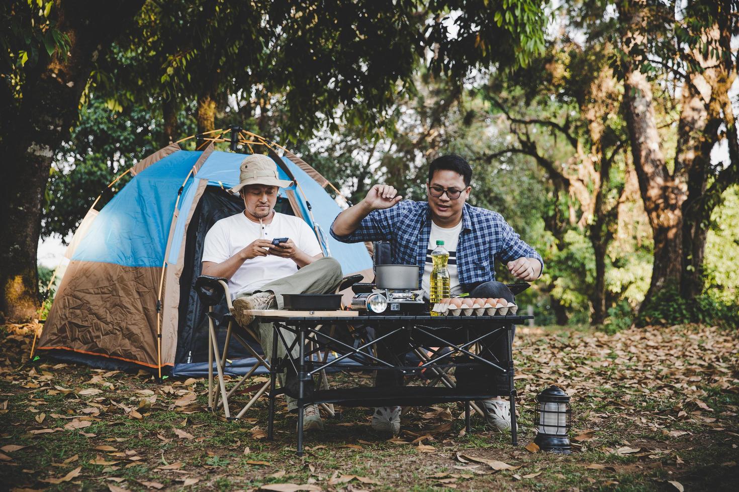 två bästa vänner åker på camping foto