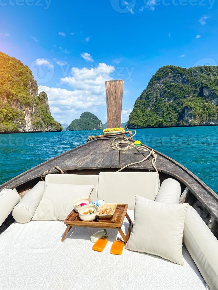 privat longtail båttur till ön med exotisk mat picknick, krabi, thailand. landmärke, destination, asien resor, semester, wanderlust och semester koncept foto