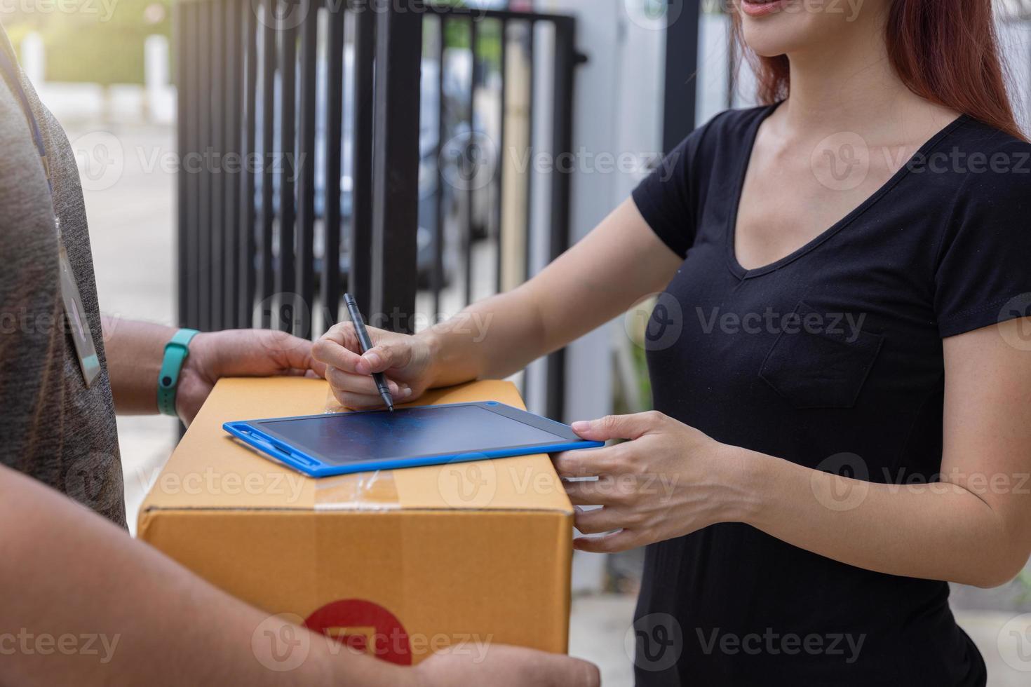 kvinnlig hand accepterar leverans av lådor från kurir, online leverans. foto