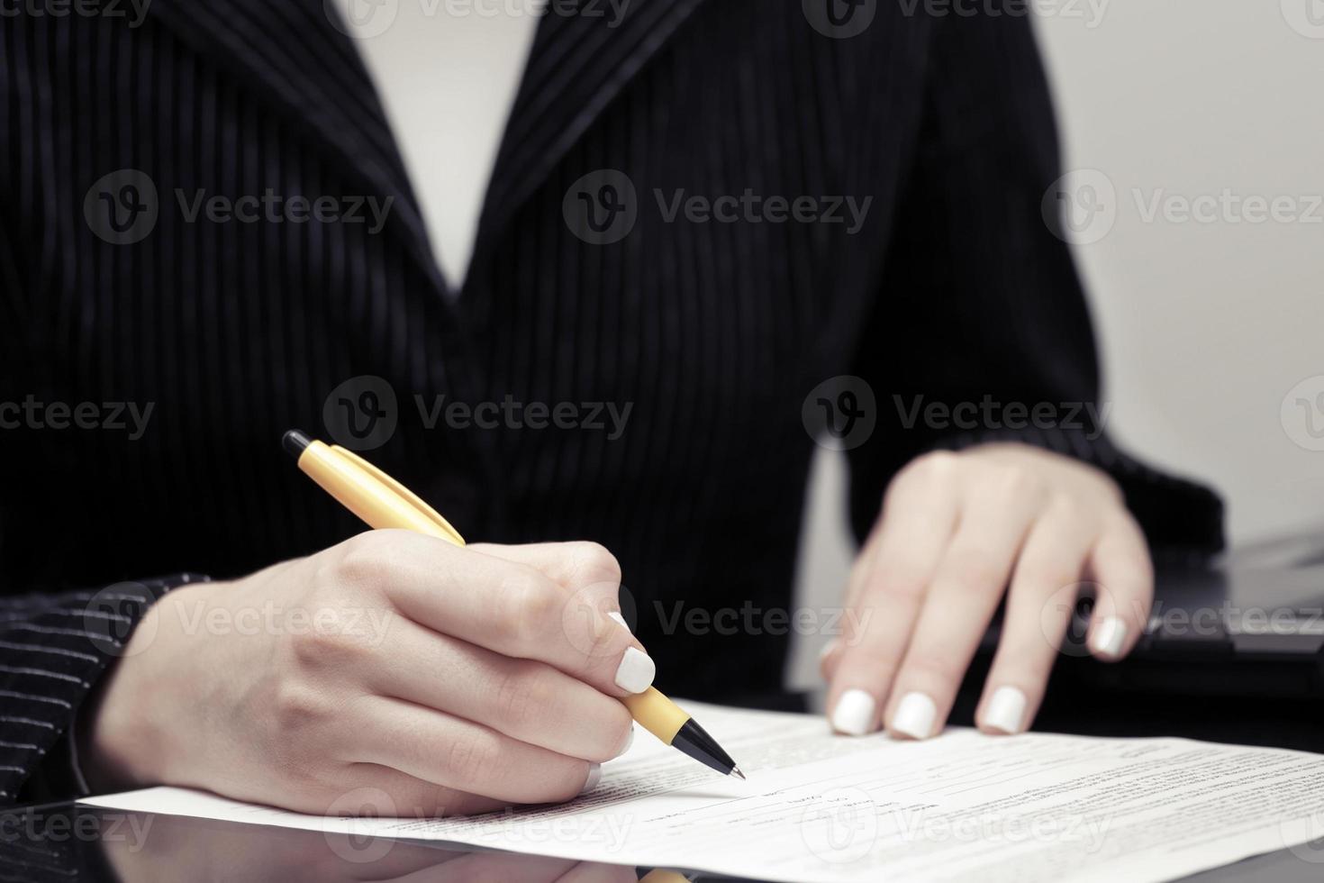 affärskvinna undertecknar kontrakt foto