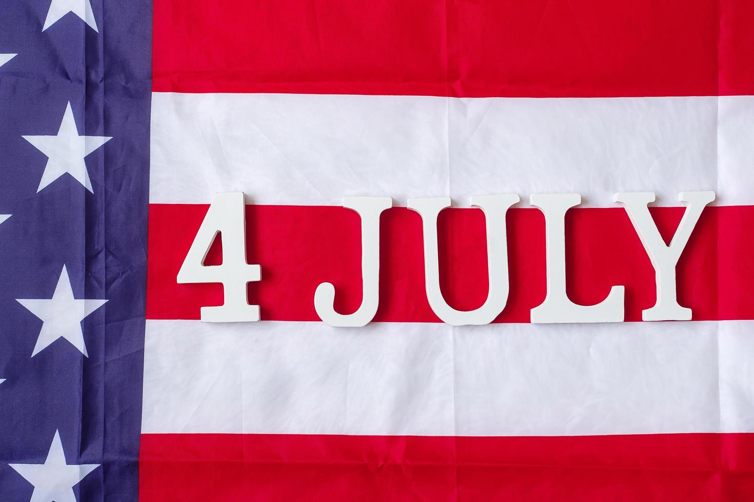 fjärde juli text om USA flagga bakgrund. usa semester av självständighet och firande koncept foto