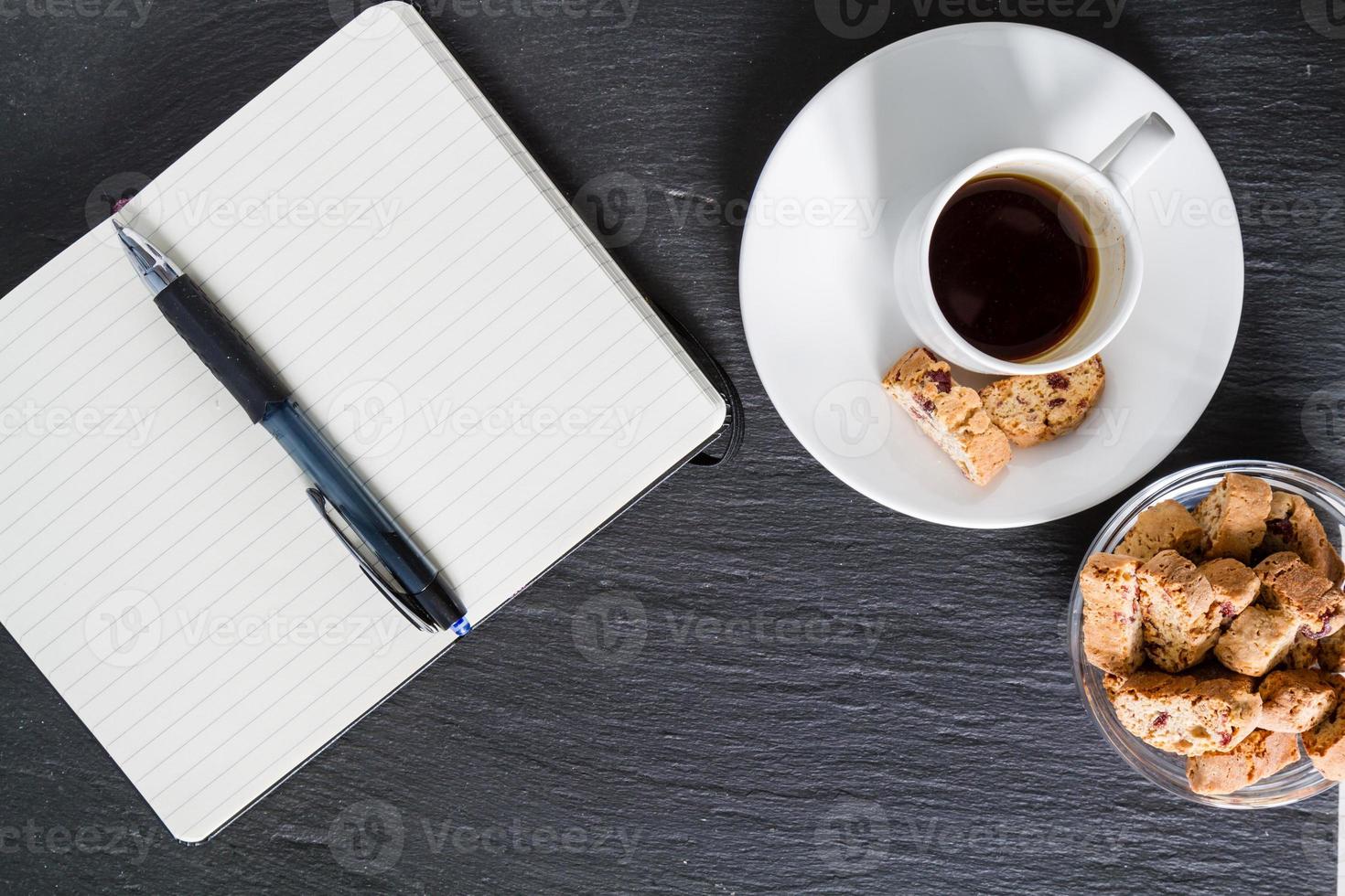 affärsmöte - kaffe, kakor, anteckningar, penna, foto