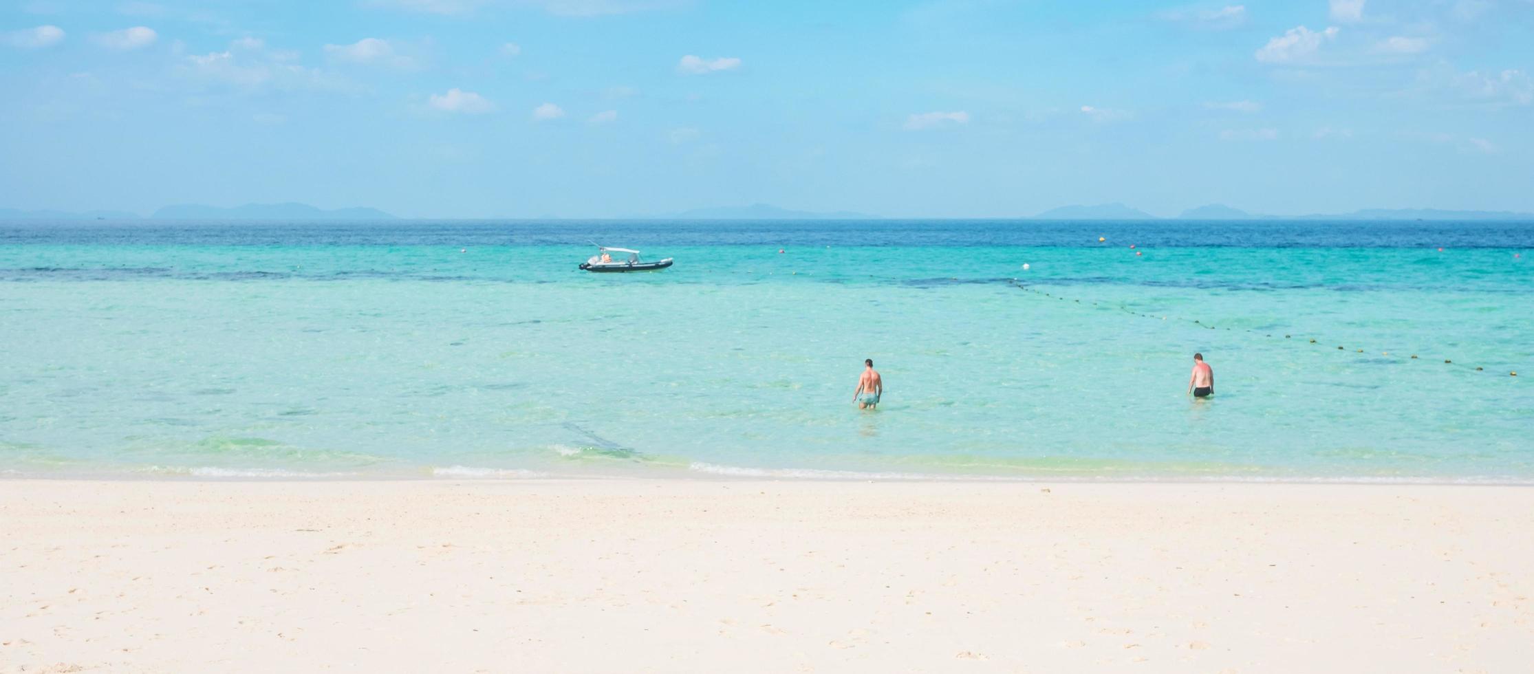 vackert hav och strand på bambuön på phi phi don island, krabi, thailand. destination, sommarresor, semester och semesterkoncept foto