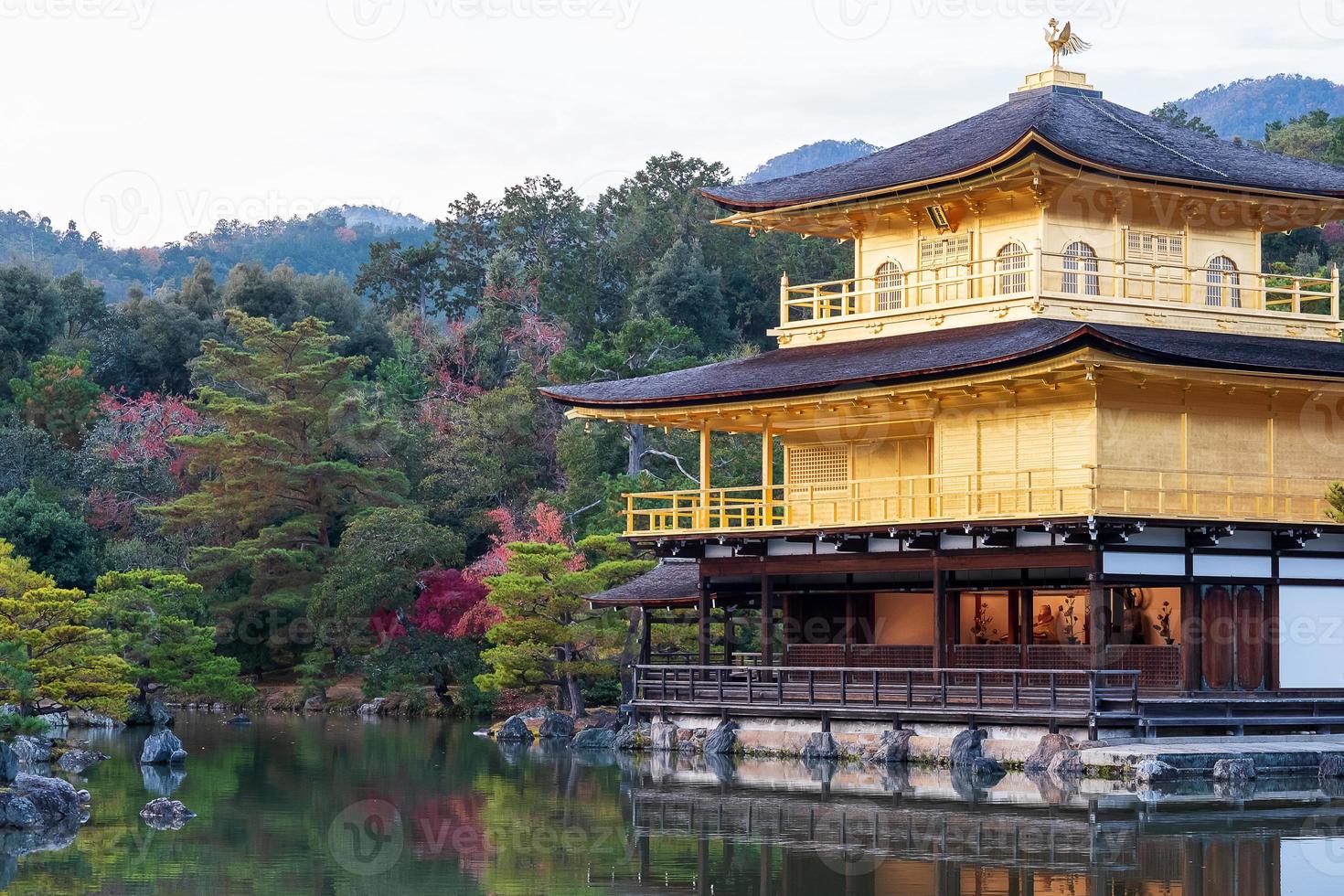 vackert av kinkakuji-templet eller den gyllene paviljongen under höstens lövsäsong, landmärke och känd för turistattraktioner i Kyoto, Kansai, Japan foto