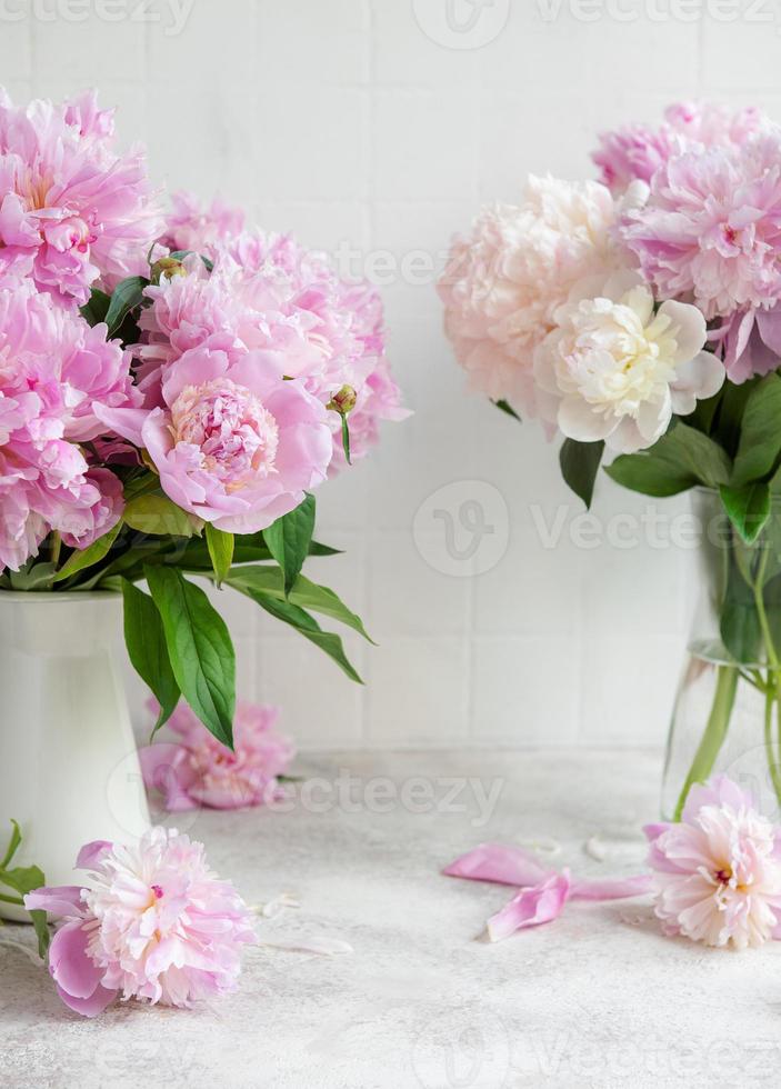 vacker bukett blommor rosa pioner foto