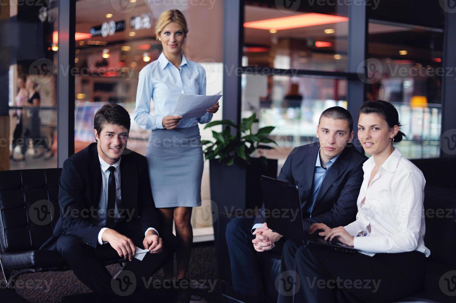 affärsmän grupp i ett möte på kontoret foto