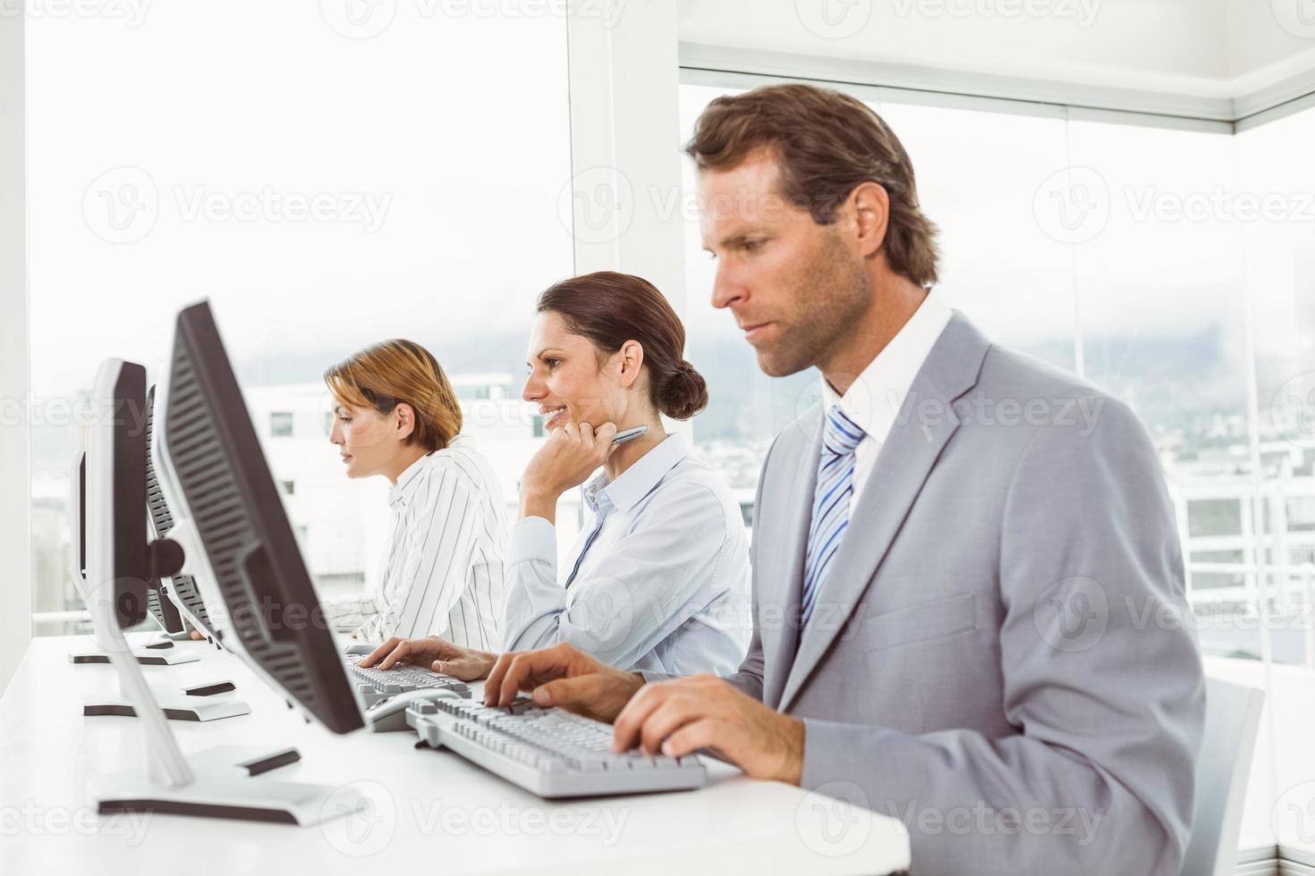 affärsmän som använder datorer i office foto