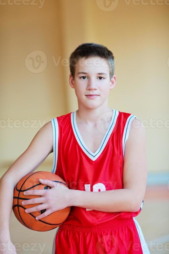 basketspelare med en boll i händerna foto