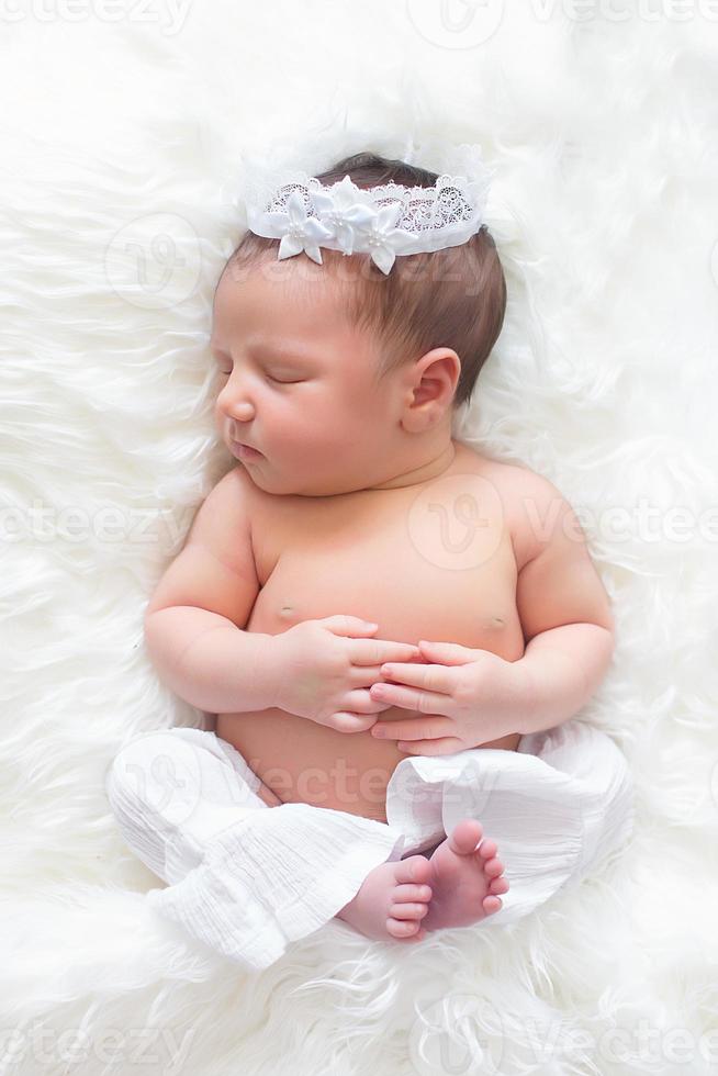 nyfödd flicka som sover foto