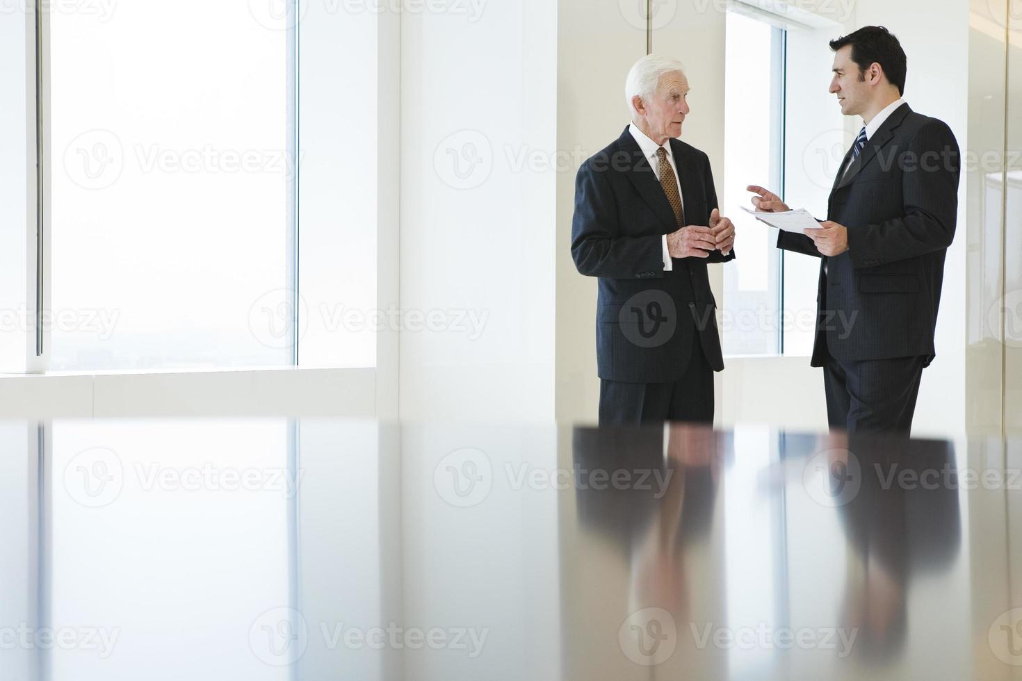utsikt över två affärsmän som diskuterar dokument på ett kontor. foto